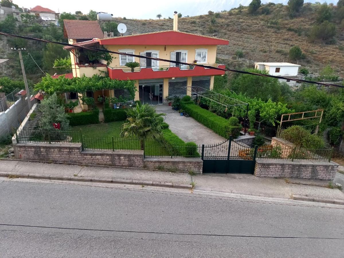 Manthoguesthouse Gjirokastër 外观 照片