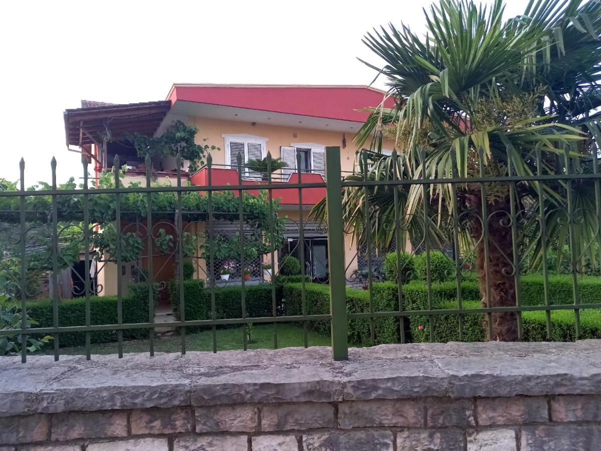Manthoguesthouse Gjirokastër 外观 照片